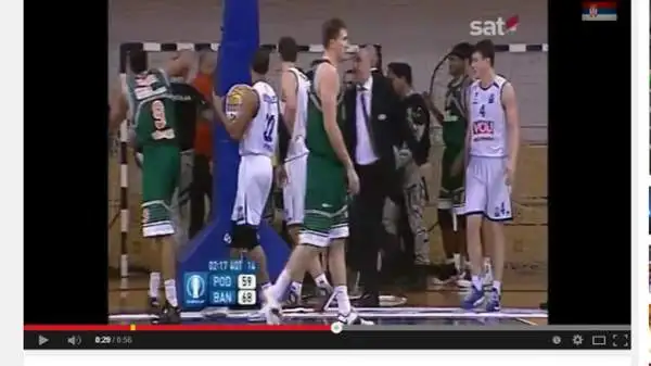 Gli arbitri hanno fatto fatica a riportare la calma.