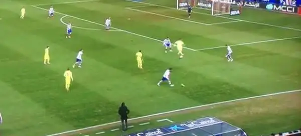Turan si disinteressa del gioco e va a raccoglierlo, in preda alla rabbia.