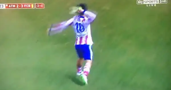 Gesto folle di Arda Turan nel corso del match di Coppa del Re tra Atletico Madrid e Barcellona.