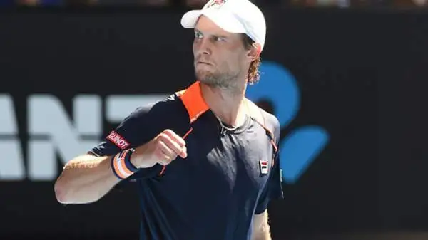 Impresa dell'altoatesino che batte in quattro set lo svizzero e vola agli ottavi dell'Australian Open.