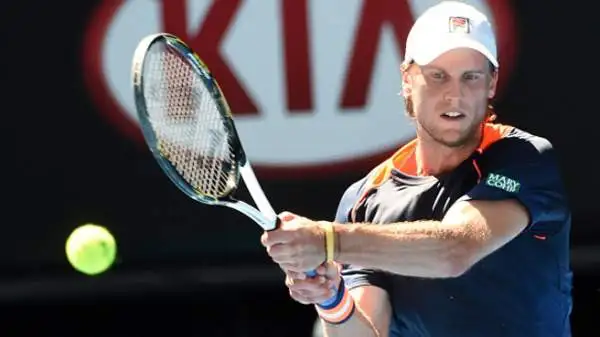 Impresa dell'altoatesino che batte in quattro set lo svizzero e vola agli ottavi dell'Australian Open.