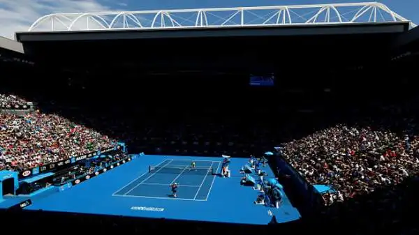 Impresa dell'altoatesino che batte in quattro set lo svizzero e vola agli ottavi dell'Australian Open.