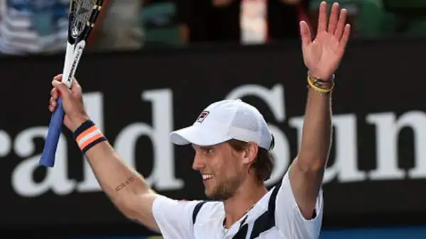Impresa dell'altoatesino che batte in quattro set lo svizzero e vola agli ottavi dell'Australian Open.