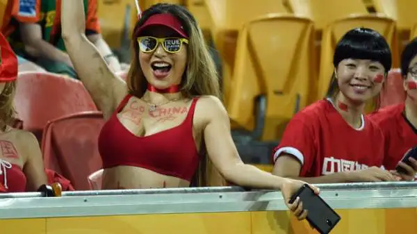 Le tifose si scatenano durante le partite valide per la fase finale della Coppa d'Asia.