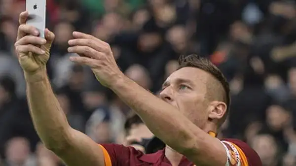 Gol (spettacolare) e festeggiamento al cellulare per Francesco Totti, che dopo il 2-2 nel derby (e l'undicesima rete personale alla Lazio in campionato) ha esultato con un selfie.