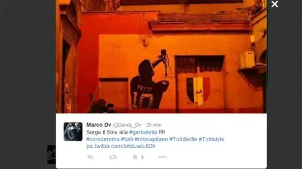 Il selfie di Totti, che si è scattato una foto col cellulare dopo aver segnato il gol del 2-2 nel derby, su Twitter è stato trasformato in divertenti fotomontaggi.