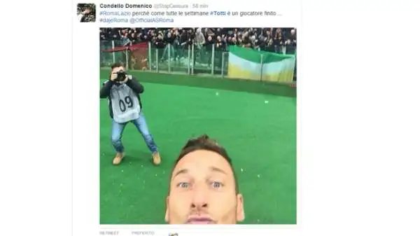 Il selfie di Totti, che si è scattato una foto col cellulare dopo aver segnato il gol del 2-2 nel derby, su Twitter è stato trasformato in divertenti fotomontaggi.