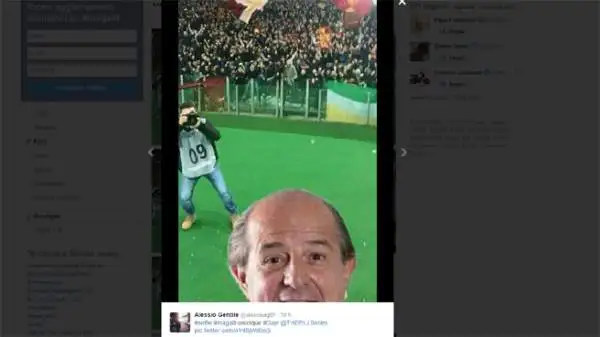 Il selfie di Totti, che si è scattato una foto col cellulare dopo aver segnato il gol del 2-2 nel derby, su Twitter è stato trasformato in divertenti fotomontaggi.