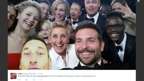 Il selfie di Totti, che si è scattato una foto col cellulare dopo aver segnato il gol del 2-2 nel derby, su Twitter è stato trasformato in divertenti fotomontaggi.