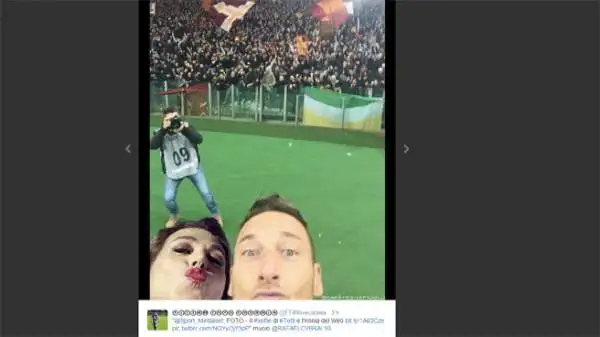 Il selfie di Totti, che si è scattato una foto col cellulare dopo aver segnato il gol del 2-2 nel derby, su Twitter è stato trasformato in divertenti fotomontaggi.