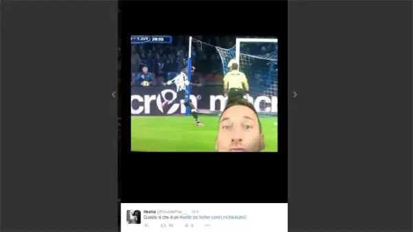 Il selfie di Totti, che si è scattato una foto col cellulare dopo aver segnato il gol del 2-2 nel derby, su Twitter è stato trasformato in divertenti fotomontaggi.