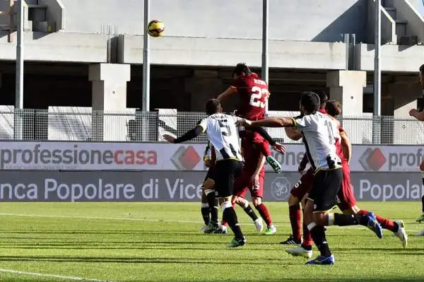 La Roma vince tra le polemiche. I giallorossi battono per 1-0 l'Udinese, furiosa per alcune decisioni arbitrali.