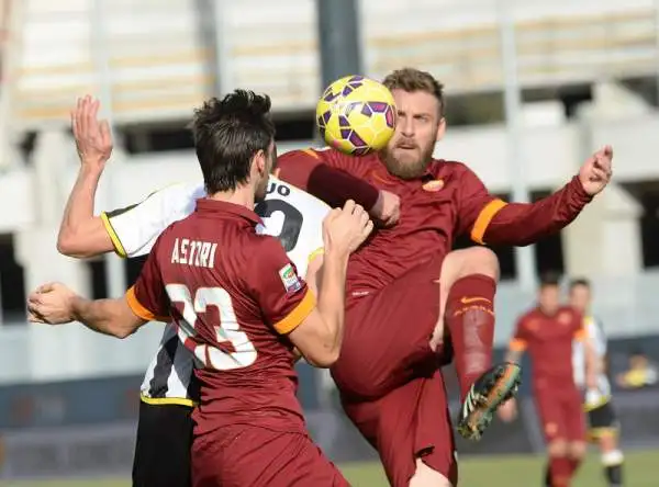 La Roma vince tra le polemiche. I giallorossi battono per 1-0 l'Udinese, furiosa per alcune decisioni arbitrali.
