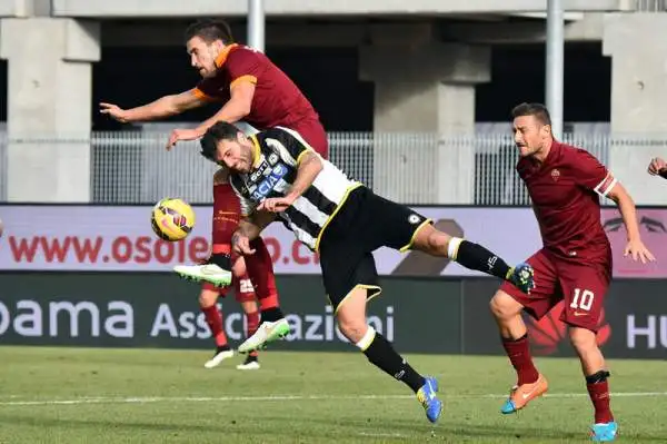 La Roma vince tra le polemiche. I giallorossi battono per 1-0 l'Udinese, furiosa per alcune decisioni arbitrali.
