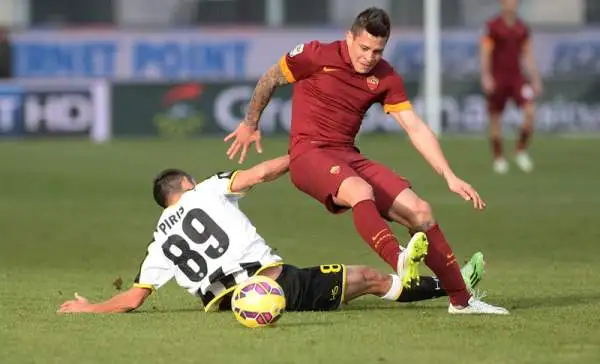 La Roma vince tra le polemiche. I giallorossi battono per 1-0 l'Udinese, furiosa per alcune decisioni arbitrali.