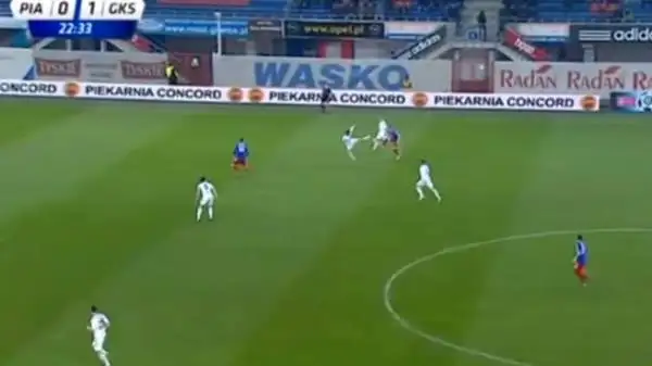 Intervento sciagurato di Blazej Telichowski, autore di una mossa di kung-fu ai danni del malcapitato Tomasz Podgorski durante Belchatow-Piast Gliwice, gara del campionato polacco.