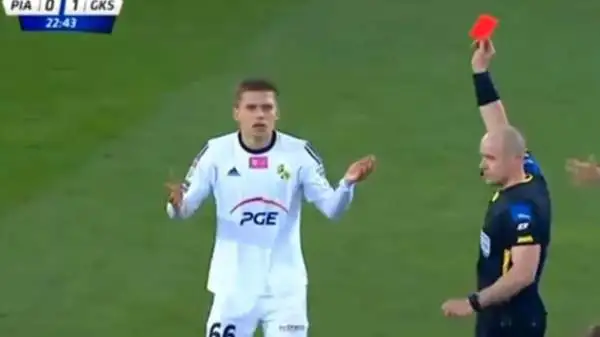 Intervento sciagurato di Blazej Telichowski, autore di una mossa di kung-fu ai danni del malcapitato Tomasz Podgorski durante Belchatow-Piast Gliwice, gara del campionato polacco.