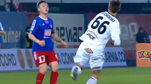 Intervento sciagurato di Blazej Telichowski, autore di una mossa di kung-fu ai danni del malcapitato Tomasz Podgorski durante Belchatow-Piast Gliwice, gara del campionato polacco.