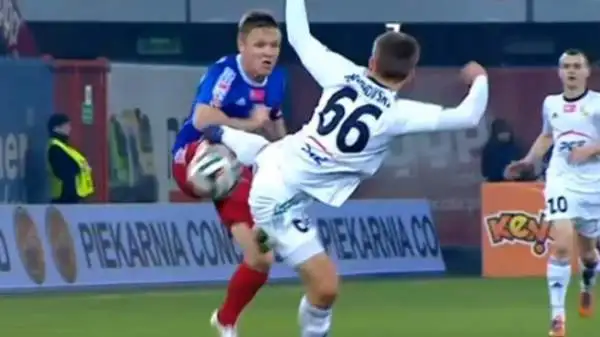 Intervento sciagurato di Blazej Telichowski, autore di una mossa di kung-fu ai danni del malcapitato Tomasz Podgorski durante Belchatow-Piast Gliwice, gara del campionato polacco.
