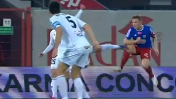 Intervento sciagurato di Blazej Telichowski, autore di una mossa di kung-fu ai danni del malcapitato Tomasz Podgorski durante Belchatow-Piast Gliwice, gara del campionato polacco.