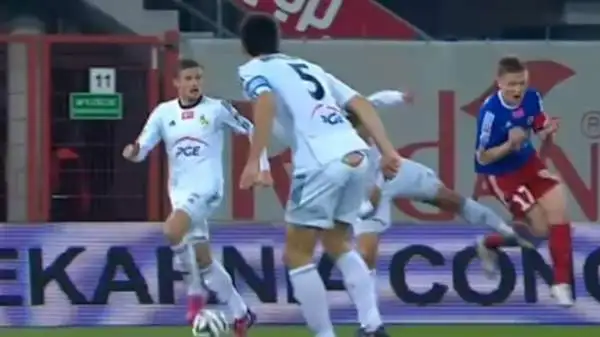 Intervento sciagurato di Blazej Telichowski, autore di una mossa di kung-fu ai danni del malcapitato Tomasz Podgorski durante Belchatow-Piast Gliwice, gara del campionato polacco.