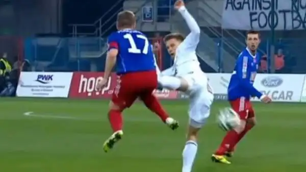 Intervento sciagurato di Blazej Telichowski, autore di una mossa di kung-fu ai danni del malcapitato Tomasz Podgorski durante Belchatow-Piast Gliwice, gara del campionato polacco.