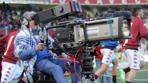 Inarrestabile Ferrero: con l'immancabile scialle blucerchiato allo stadio Olimpico di Torino si è seduto davanti alla macchina da presa al posto di un cameraman. Peccato che la Samp abbia perso 5-1...