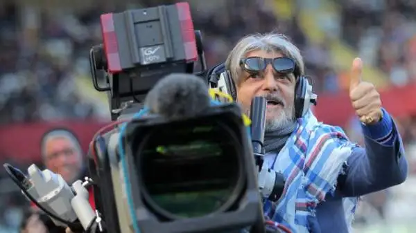 Inarrestabile Ferrero: con l'immancabile scialle blucerchiato allo stadio Olimpico di Torino si è seduto davanti alla macchina da presa al posto di un cameraman. Peccato che la Samp abbia perso 5-1...