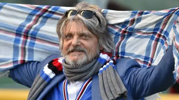 Inarrestabile Ferrero: con l'immancabile scialle blucerchiato allo stadio Olimpico di Torino si è seduto davanti alla macchina da presa al posto di un cameraman. Peccato che la Samp abbia perso 5-1...