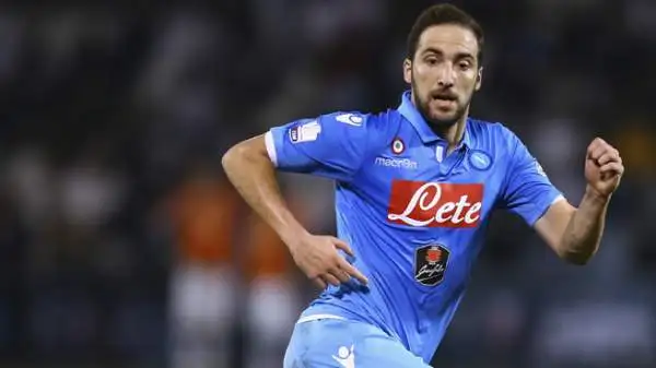 Napoli-Sampdoria 4-2. Higuain 8. Cuore e anima degli azzurri. Grinta da vendere e una rete da cannoniere assoluto. Poi firma la doppietta su rigore nella ripresa.