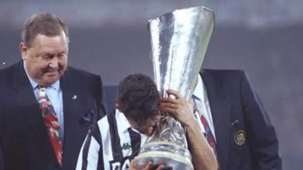 In bianconero si consacra vincendo la Coppa Uefa e soprattutto il Pallone d'Oro 1993.