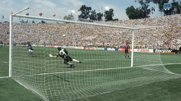 Contro il Brasile però sbaglia il rigore finale che consegna il titolo a Romario e compagni in quella che diventerà suo malgrado la sua istantanea più famosa.