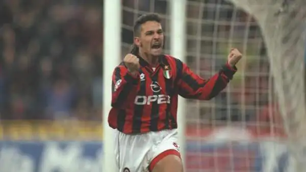 Dopo lo scudetto con la Juventus accetta la proposta del Milan e anche in rossonero si laurea campione d'Italia.