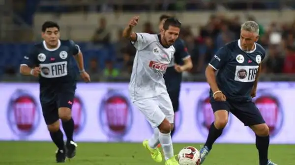 Le pochissime volte che rimette gli scarpini lascia tutti senza fiato: a Roma riesce anche a duettare con Maradona in una partita benefica organizzata da Javier Zanetti.