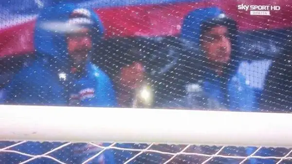 Addirittura verso le 16 la pioggia era diventata grandine, imbiancando completamente il prato del campo da gioco di Marassi.