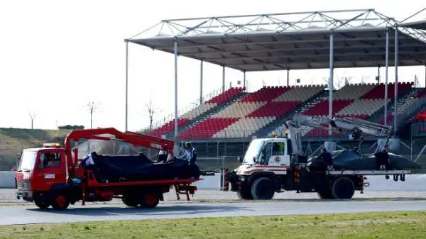 Test di Montmeló, Barcellona: la Williams FW37 di Susie Wolff e la Sauber C34 di Felipe Nasr impattano.
