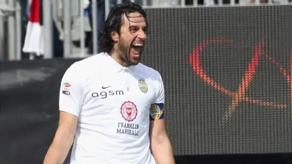 Cagliari-Verona 1-2. Toni 7. Porta in vantaggio gli scaligeri, poi lavora duro per conquistare tre punti fondamentali per la corsa salvezza.