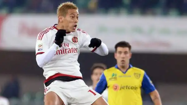 Chievo-Milan 0-0. Honda 6. Entra in campo e colpisce la traversa: ma è un fuoco di paglia, poi si adegua anche lui alla triste serata dei compagni.