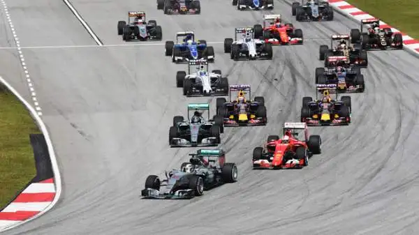 Vettel e la Ferrari conquistano un incredibile successo in Malesia, domando le due Mercedes. Gioia sul podio e sugli spalti.