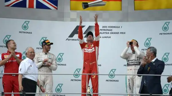 Vettel e la Ferrari conquistano un incredibile successo in Malesia, domando le due Mercedes. Gioia sul podio e sugli spalti.