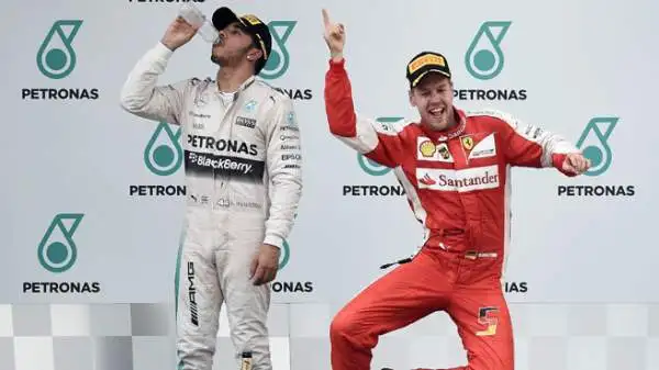 Vettel e la Ferrari conquistano un incredibile successo in Malesia, domando le due Mercedes. Gioia sul podio e sugli spalti.