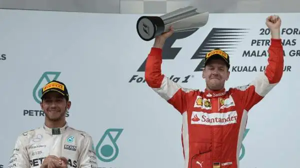 Vettel e la Ferrari conquistano un incredibile successo in Malesia, domando le due Mercedes. Gioia sul podio e sugli spalti.