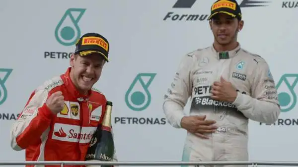 Vettel e la Ferrari conquistano un incredibile successo in Malesia, domando le due Mercedes. Gioia sul podio e sugli spalti.