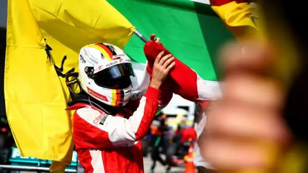 "Grazie, grazie ragazzi, forza Ferrari!", queste le parole, più tante urla di giubilo, di Sebastian Vettel alla radio dopo il trionfo nel Gran Premio di Malesia.