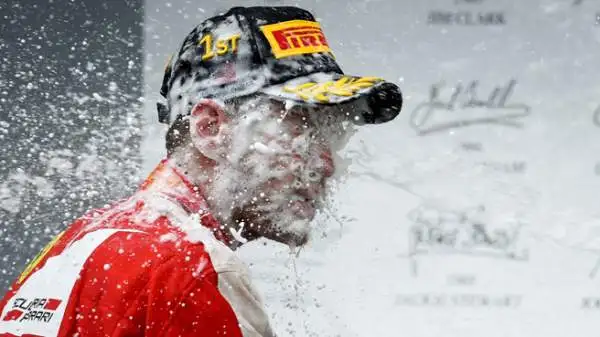 Sebastian Vettel fa il miracolo. Il pilota tedesco centra la clamorosa vittoria a Sepang, riportando la Ferrari al successo in un Gp dopo 34 gare.