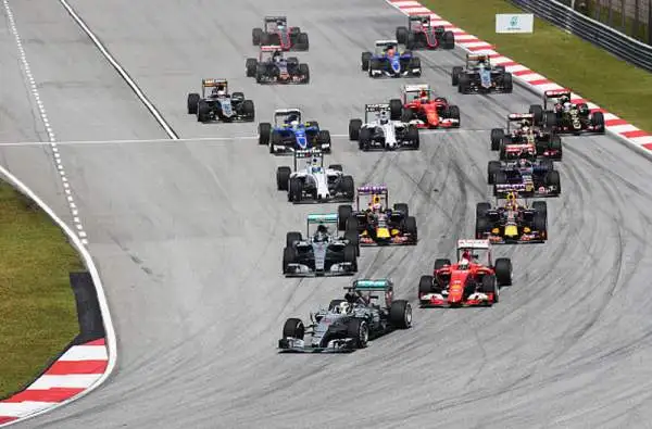 Miracolo di Vettel, la Ferrari trionfa. Il pilota tedesco conquista un incredibile successo in Malesia, domando le due Mercedes.