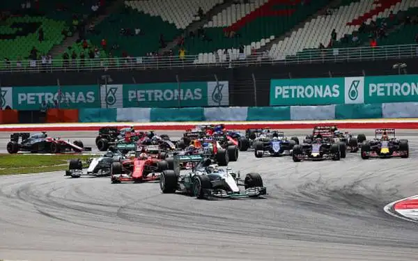 Miracolo di Vettel, la Ferrari trionfa. Il pilota tedesco conquista un incredibile successo in Malesia, domando le due Mercedes.