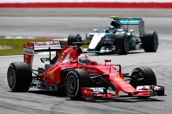 Miracolo di Vettel, la Ferrari trionfa. Il pilota tedesco conquista un incredibile successo in Malesia, domando le due Mercedes.