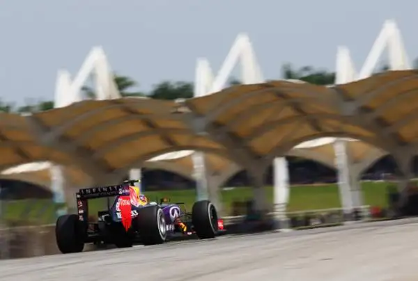 Miracolo di Vettel, la Ferrari trionfa. Il pilota tedesco conquista un incredibile successo in Malesia, domando le due Mercedes.