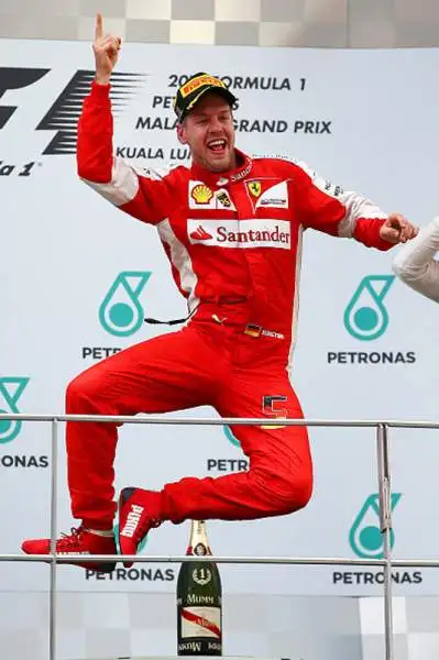 Miracolo di Vettel, la Ferrari trionfa. Il pilota tedesco conquista un incredibile successo in Malesia, domando le due Mercedes.